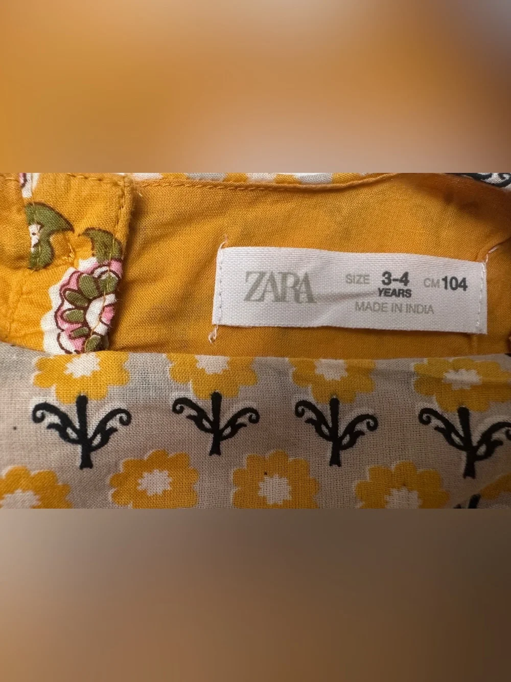Zara girl’s Mustard Floral Puff-Sleeve Dress with Black Trim.  Size 3-4T.
